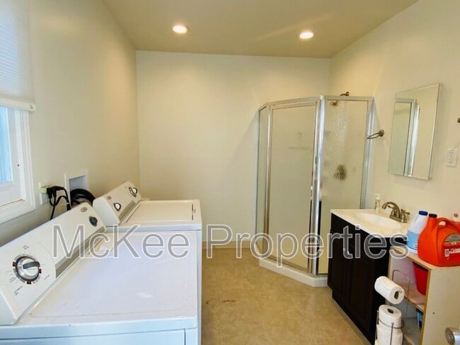 Building Photo - 400 H Ave