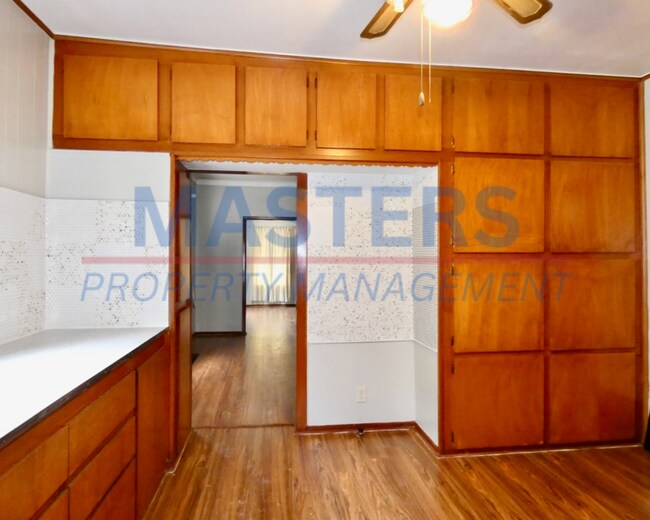 Building Photo - Spacious Rental | Convenient Central Location