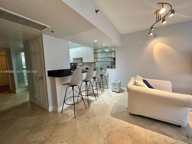 Building Photo - 100 Lincoln Rd