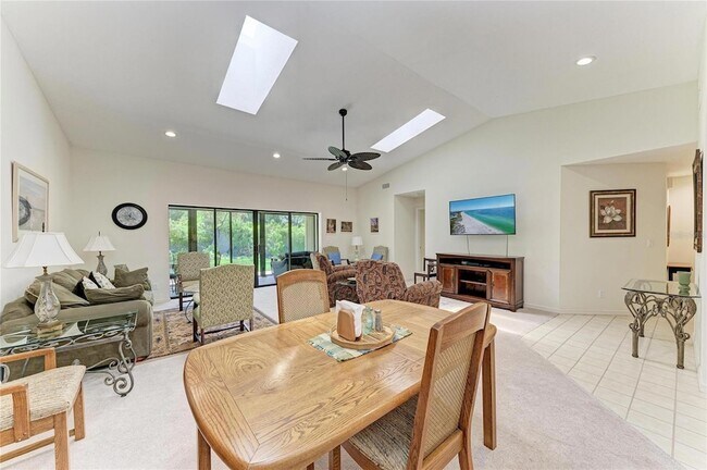 Building Photo - 3946 Wilshire Cir E