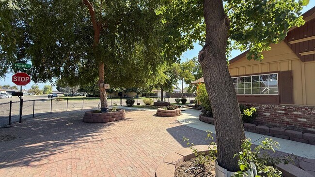 Building Photo - Must-See!!!  5-Bedroom Family Home with Large Yard & Prime Location in Visalia