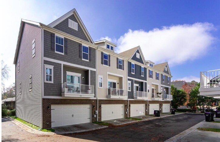 Building Photo - 1028 Sharon Towns Dr