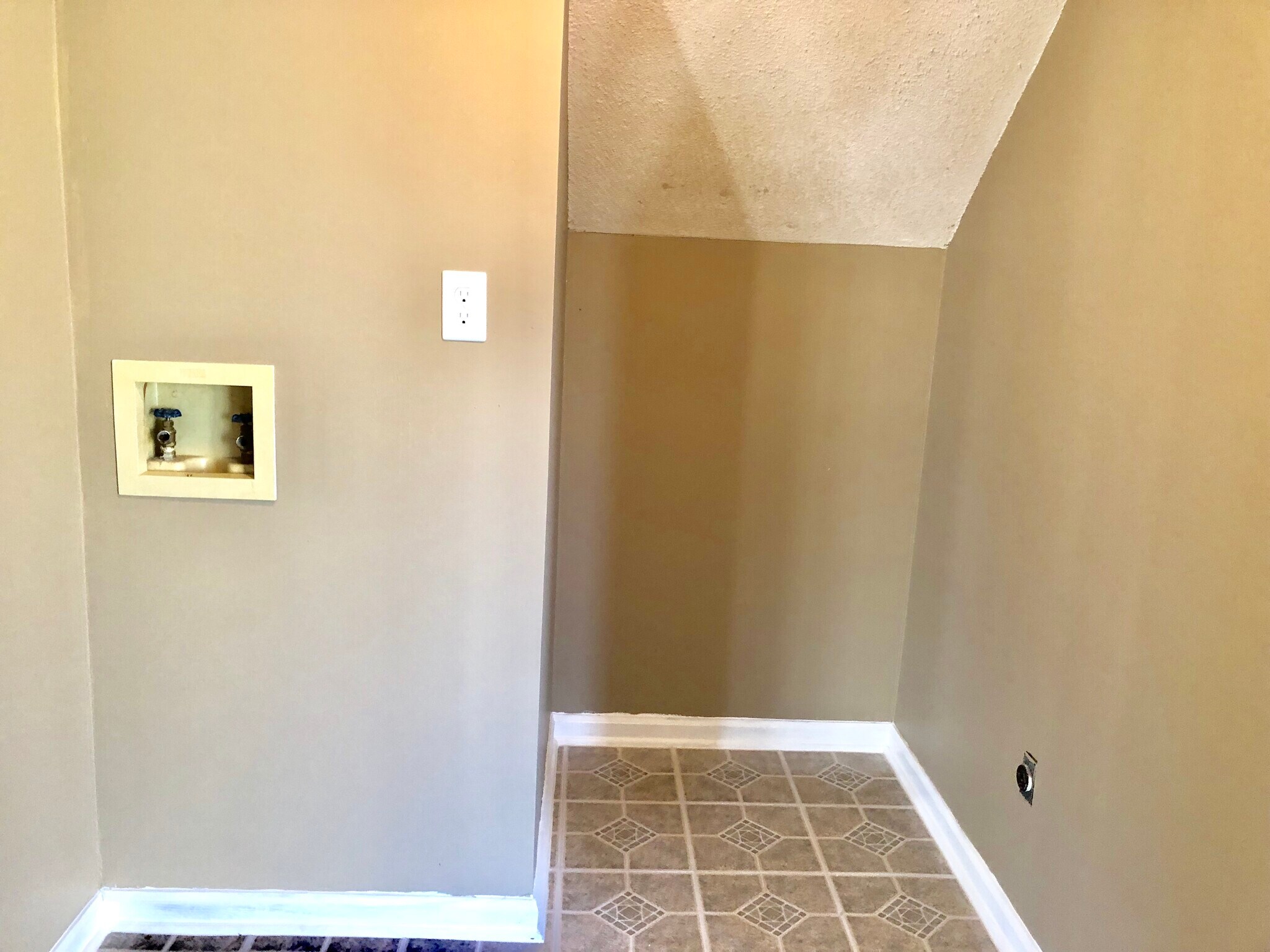 Spacious inside laundry room - 346 N Birchwood Dr