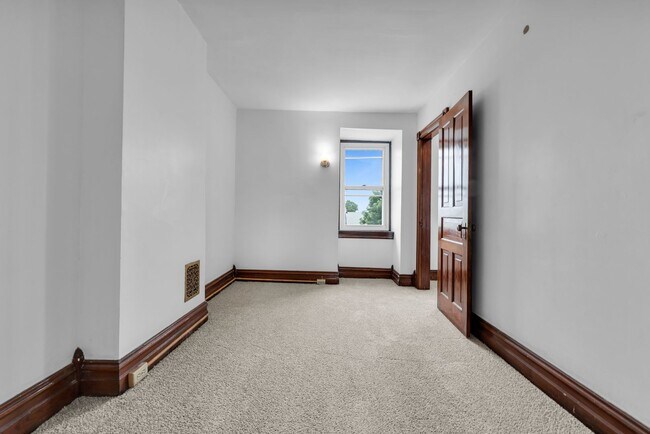 Building Photo - 325 1/2 N. Franklin St