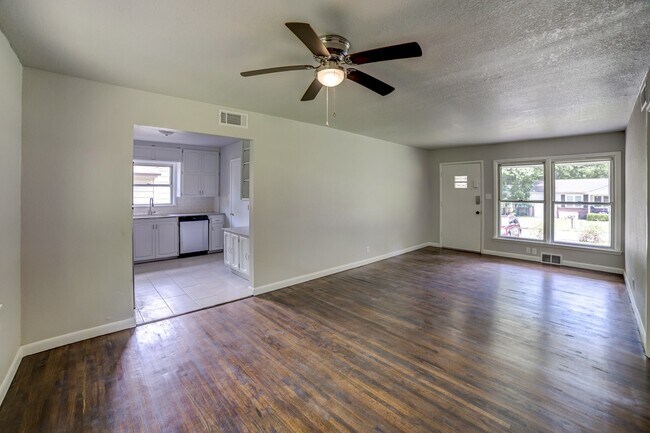 Building Photo - 1618 S Ash Pl
