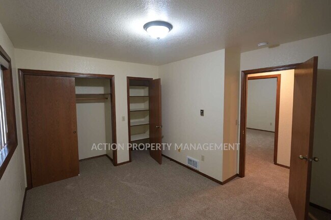 Building Photo - 2 bed 2 bath 1 car garage duplex in Sequim