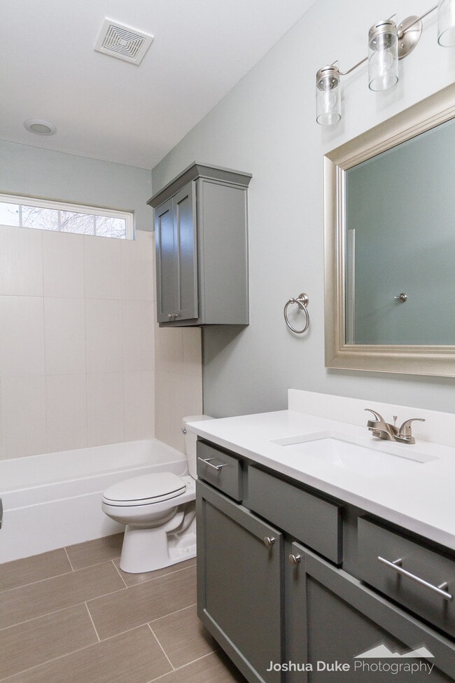 Building Photo - Pre-Leasing Modern Style Home Minutes from Campus and Downtown Fayetteville