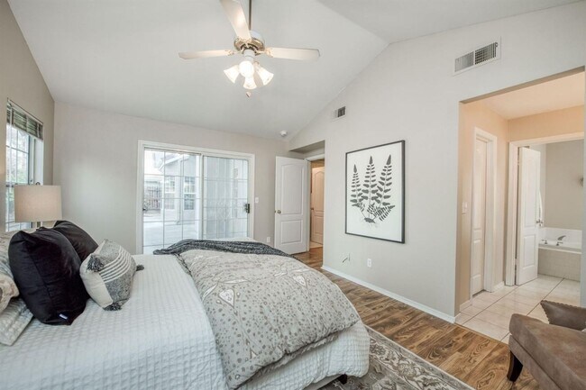 Building Photo - Spacious 5 Bedroom Clovis Home