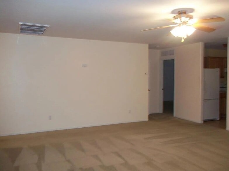 Building Photo - 1429 E Avenida Fresca