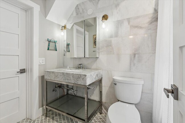 Building Photo - 26 E 14th Pl