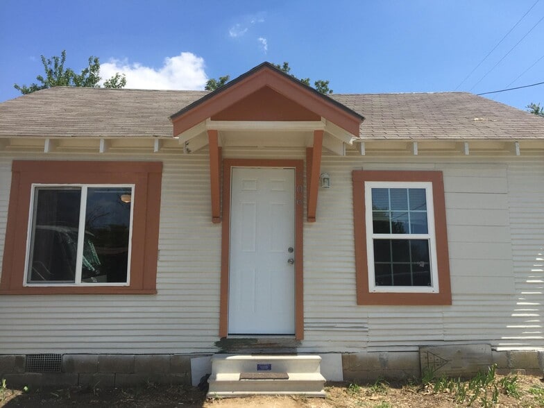 Building Photo - 706 SW 7th St