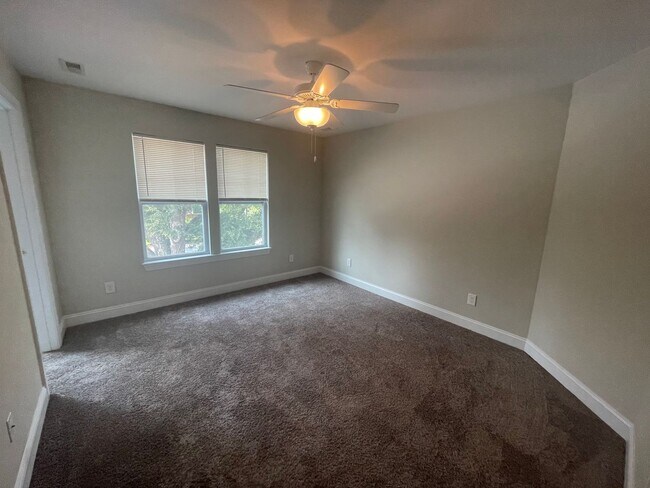 Building Photo - Student Friendly 3 Bedroom Single Family Home