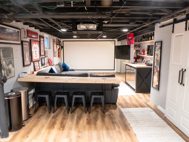 Downstairs Entertainment - 1611 Prather Ave