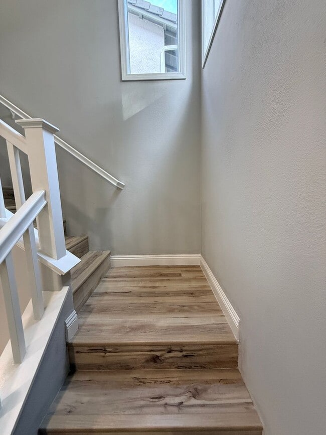 Building Photo - Beautiful 4 Bedroom, 2.5 Bathroom Home in West Irvine Pointe Community