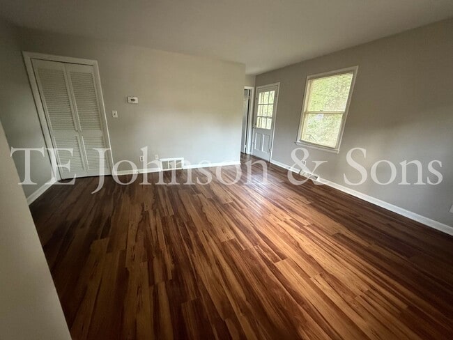 Building Photo - A Great Ardmore Townhouse Waiting For You!
