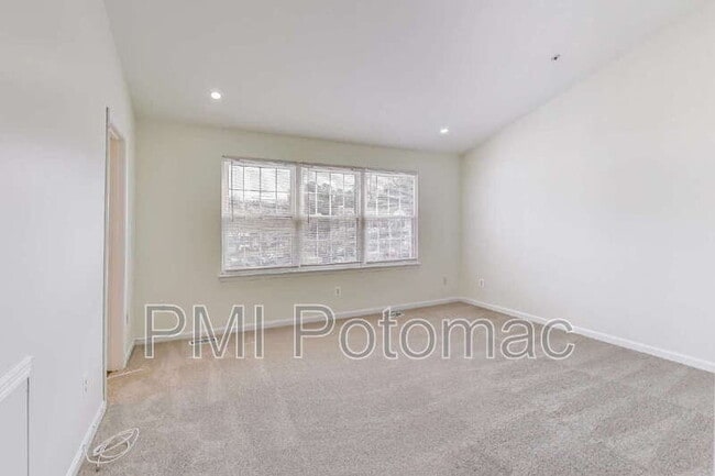 Building Photo - 8417 Meadow Green Way