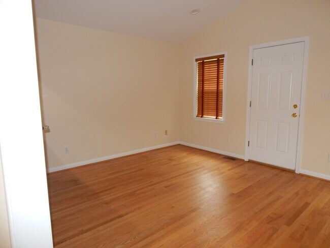 Building Photo - NICELY UPDATED DUPLEX NEAR METRO