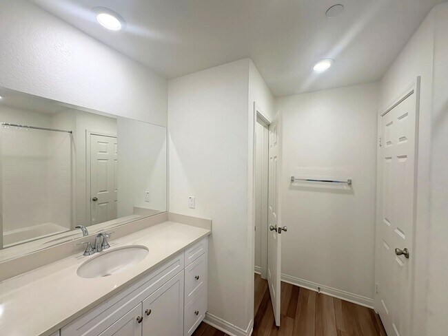 Building Photo - Beautiful Condo