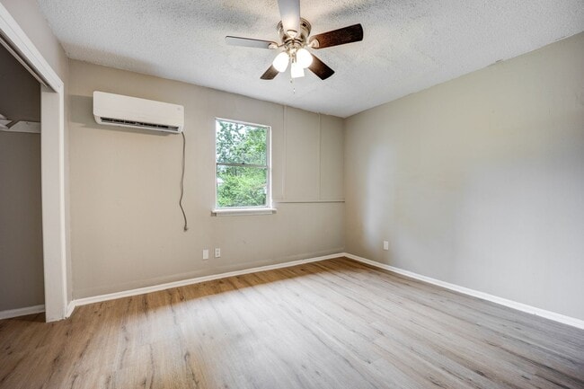 Building Photo - FREE MONTH RENT! Freshly Updated 3 Bedroom House