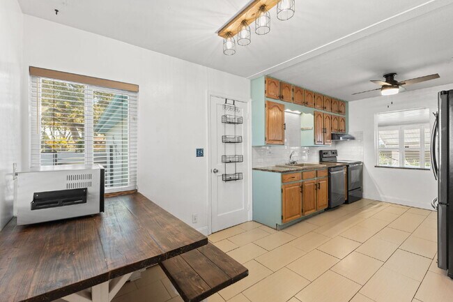 Building Photo - "Charming 3-Bed, 2-Bath Oasis in the Heart...