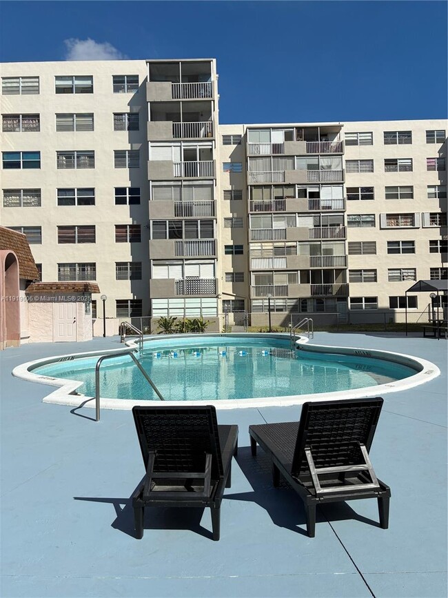 Building Photo - 16400 NE 17th Ave