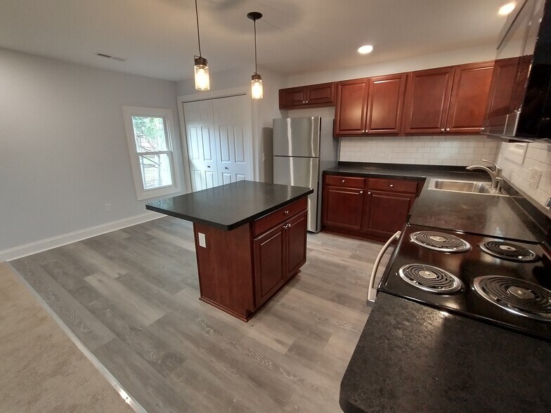 Eat-in kitchen with island - 35 Spring St