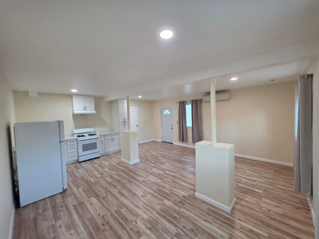 Building Photo - 524 W Greenwood Ave