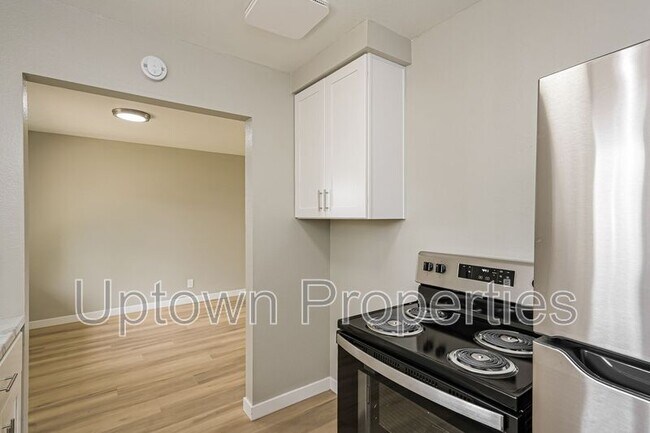 Building Photo - 466 N Adair St