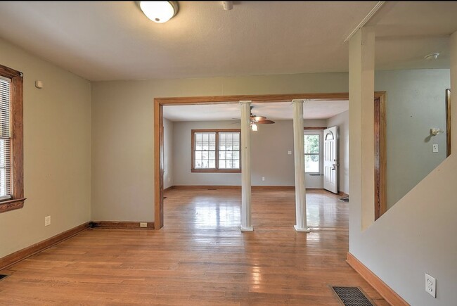 Building Photo - 401 Hillcrest Dr