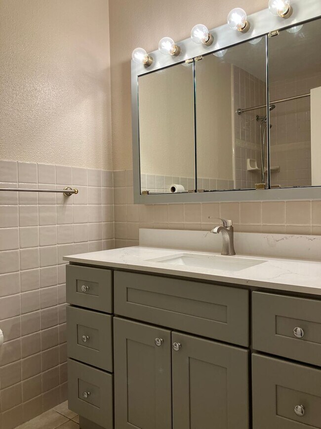 Building Photo - Nicely Updated 4-Bedroom House With Nice B...