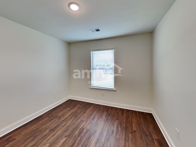 Building Photo - 216 Willow Ln