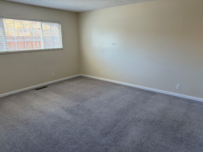 Building Photo - 2225 Hillsborough Ct