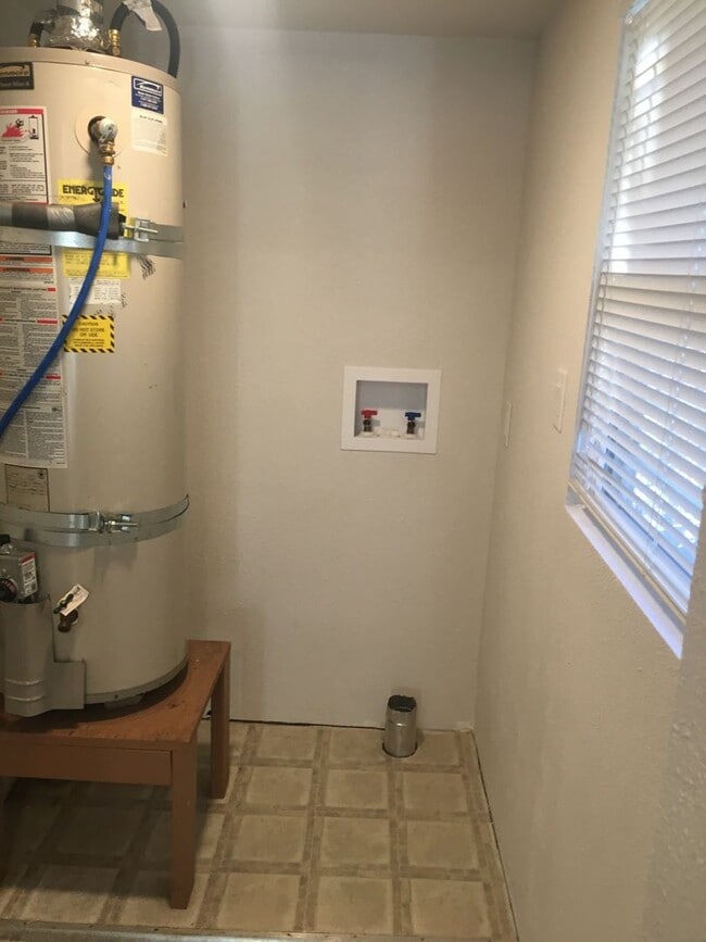 Building Photo - Paradise Cozy 2 bed one bath off of upper ...