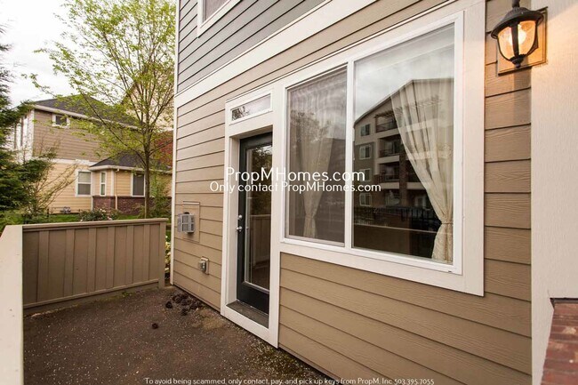 Building Photo - 868 NW Council Dr