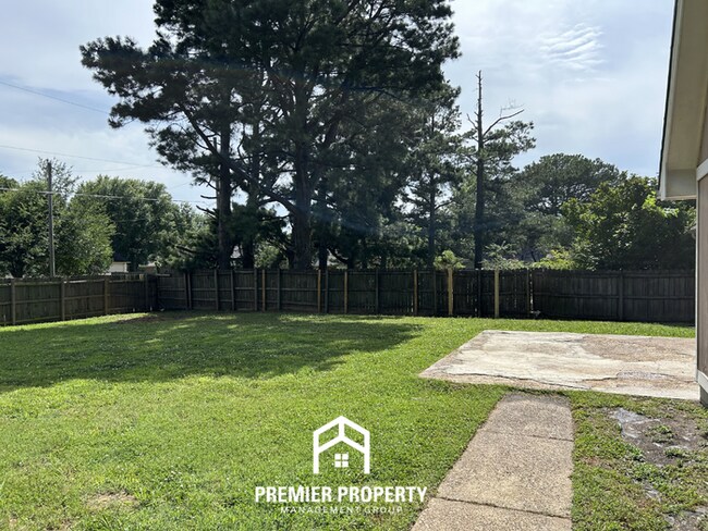 Building Photo - Beautiful 3BR/2BA Near Southwind | 1,681 Sq Ft, Vaulted Ceilings, Hardwood Floors & Garage