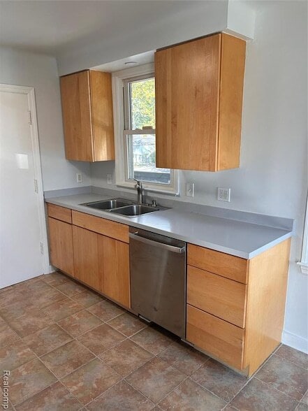 Building Photo - 15161 Sprenger Ave