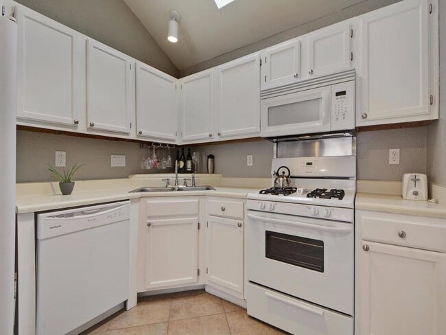 Building Photo - 2213 Margalene Way
