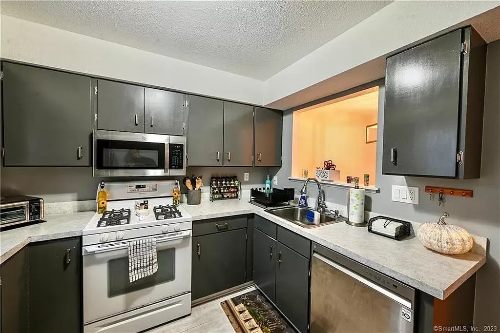 Kitchen - 95 Country Pl