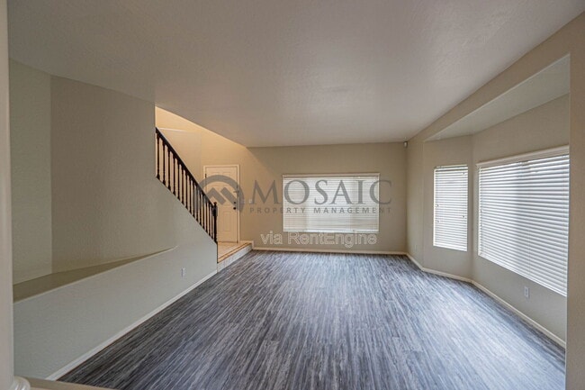 Building Photo - 883 E Powell Way