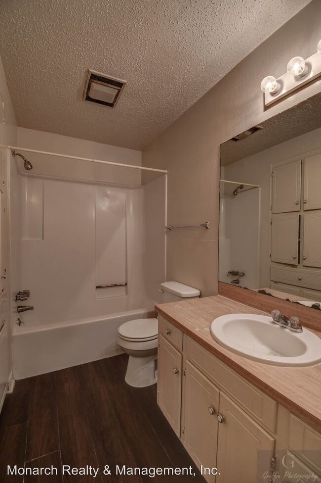 Building Photo - 9406-9408 Ferrara Dr