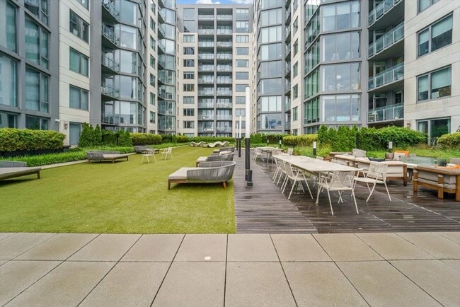 Building Photo - 9 Ave at Port Imperial