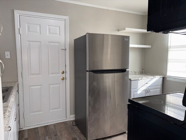 Building Photo - 3 Bedroom, 1 Bathroom House in High Point