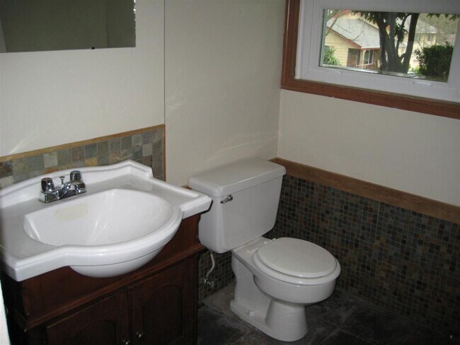 Building Photo - 5 bedrooms