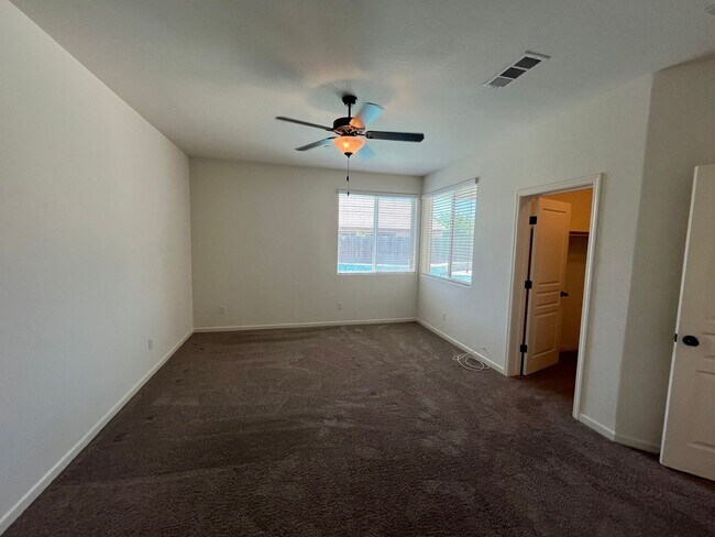 Building Photo - beautiful three bedroom home with sparkling pool in Visalia
