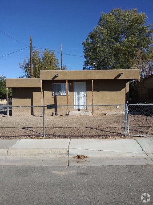 Building Photo - Renovated super cute 2 bedroom home