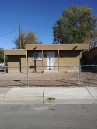 Building Photo - Renovated super cute 2 bedroom home