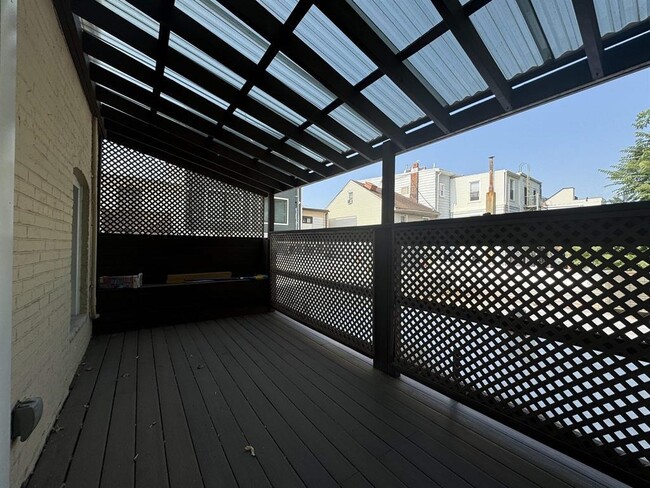 Building Photo - 445 Monmouth St