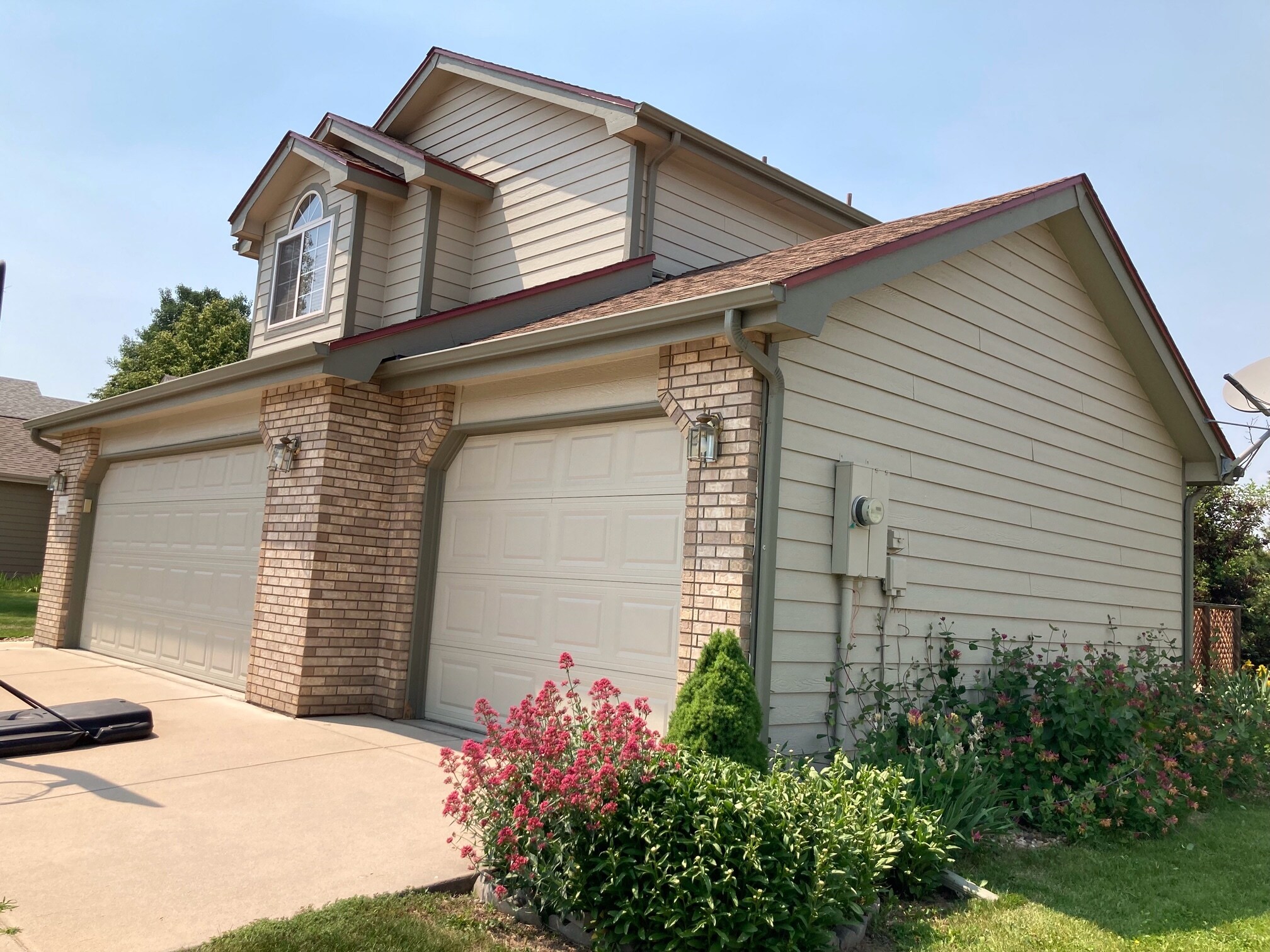 Sideview looking at 3rd car garage - 2232 Sweetwater Creek Dr