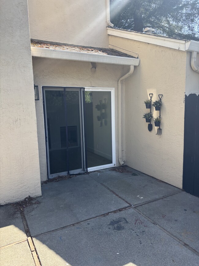 Building Photo - 326 Hemlock St