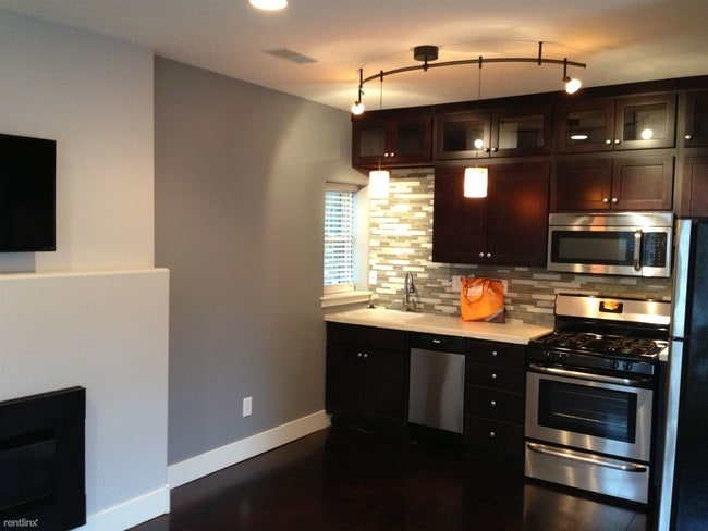 Building Photo - 2 br, 1 bath  - 120 Eastern Ave SE Apt 7